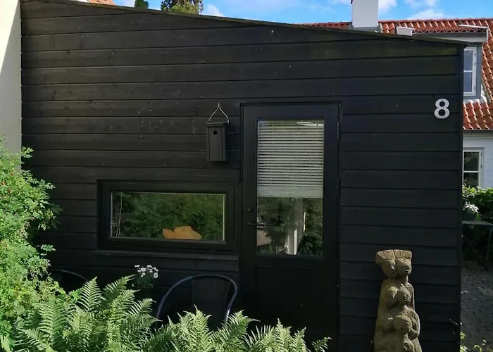 Minihus Til Havn, Strand, Vand Og By I Gilleleje
